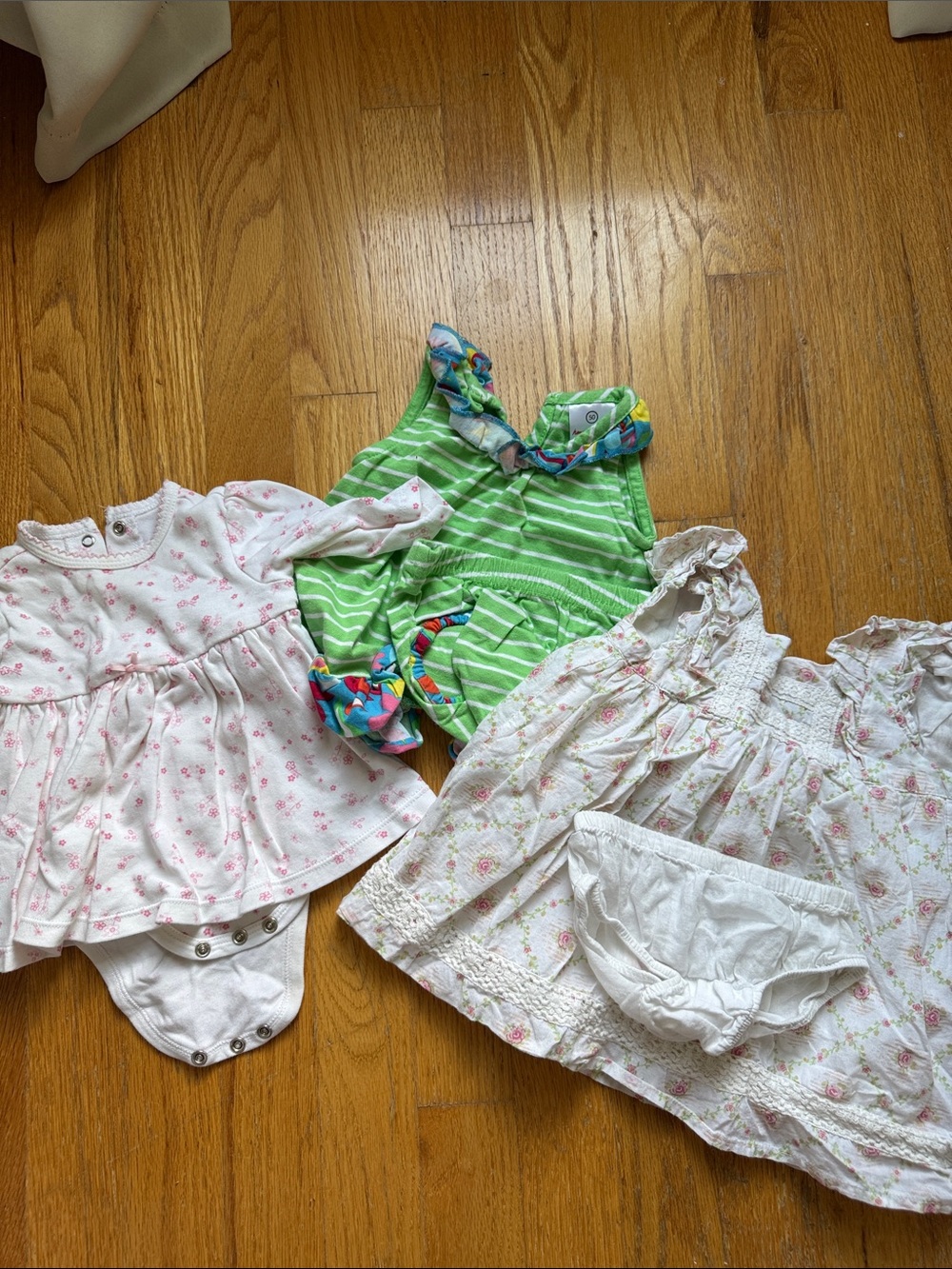 Baby Girl Dress Bundle Size 0-3 Lot of 3
Minor Stain - Mixed‎ Brands